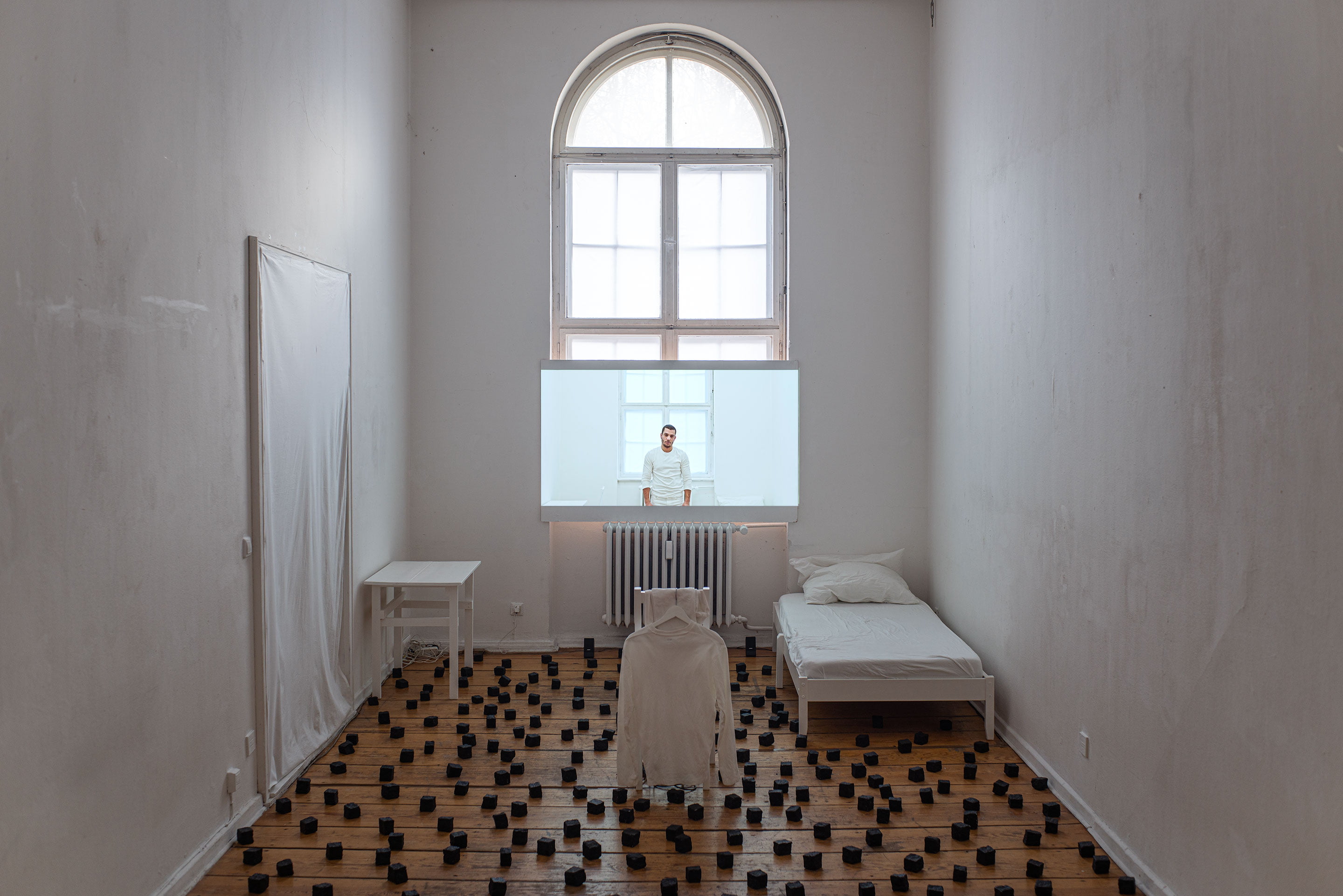 A video / film 'Piling Up Stones' by Shigeo Arikawa, Japanese artist based in Amsterdam. アムステルダム在住の日本人アーティスト、有川滋男による映像作品「Piling Up Stones」