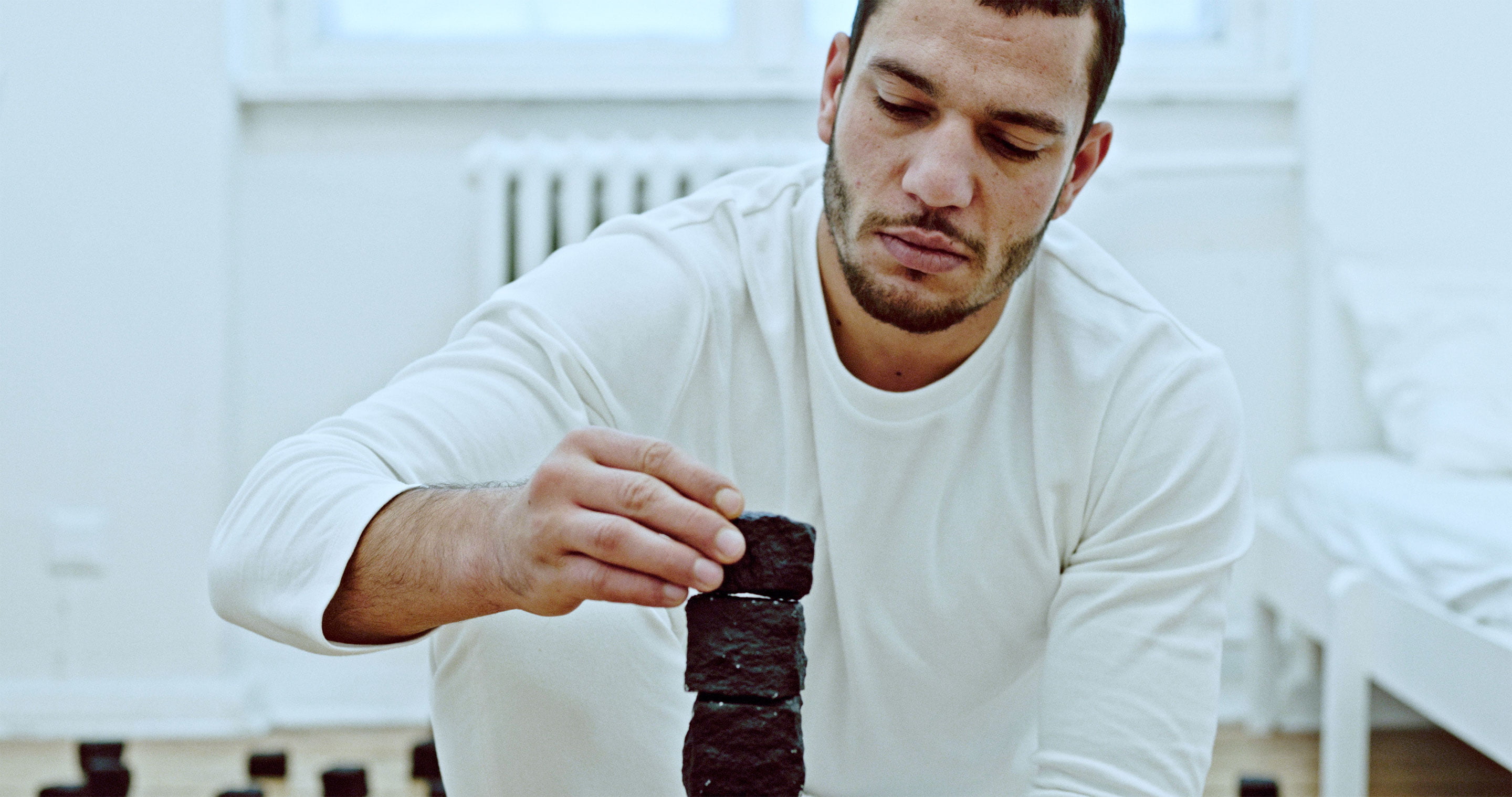 A video / film 'Piling Up Stones' by Shigeo Arikawa, Japanese artist based in Amsterdam. アムステルダム在住の日本人アーティスト、有川滋男による映像作品「Piling Up Stones」