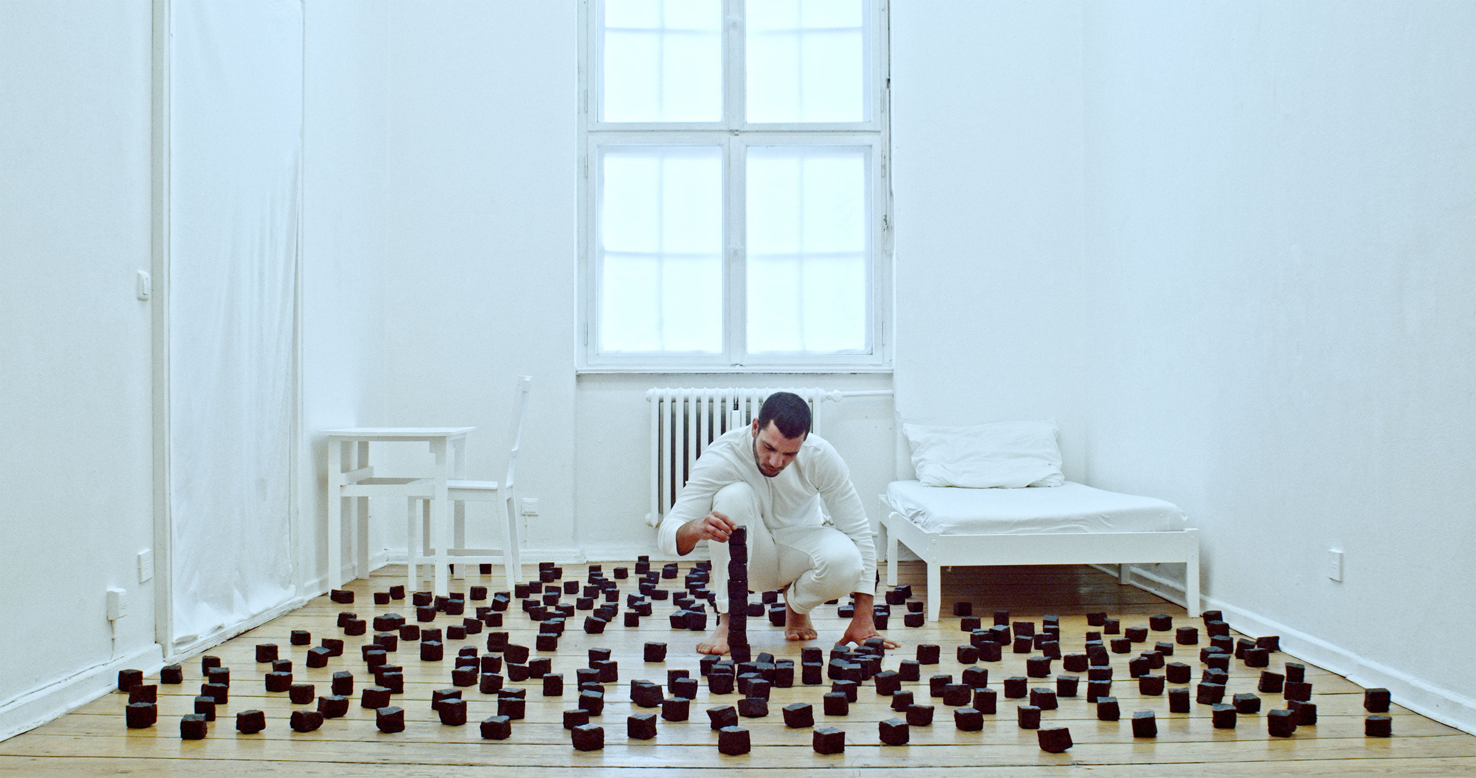 A video / film 'Piling Up Stones' by Shigeo Arikawa, Japanese artist based in Amsterdam. アムステルダム在住の日本人アーティスト、有川滋男による映像作品「Piling Up Stones」