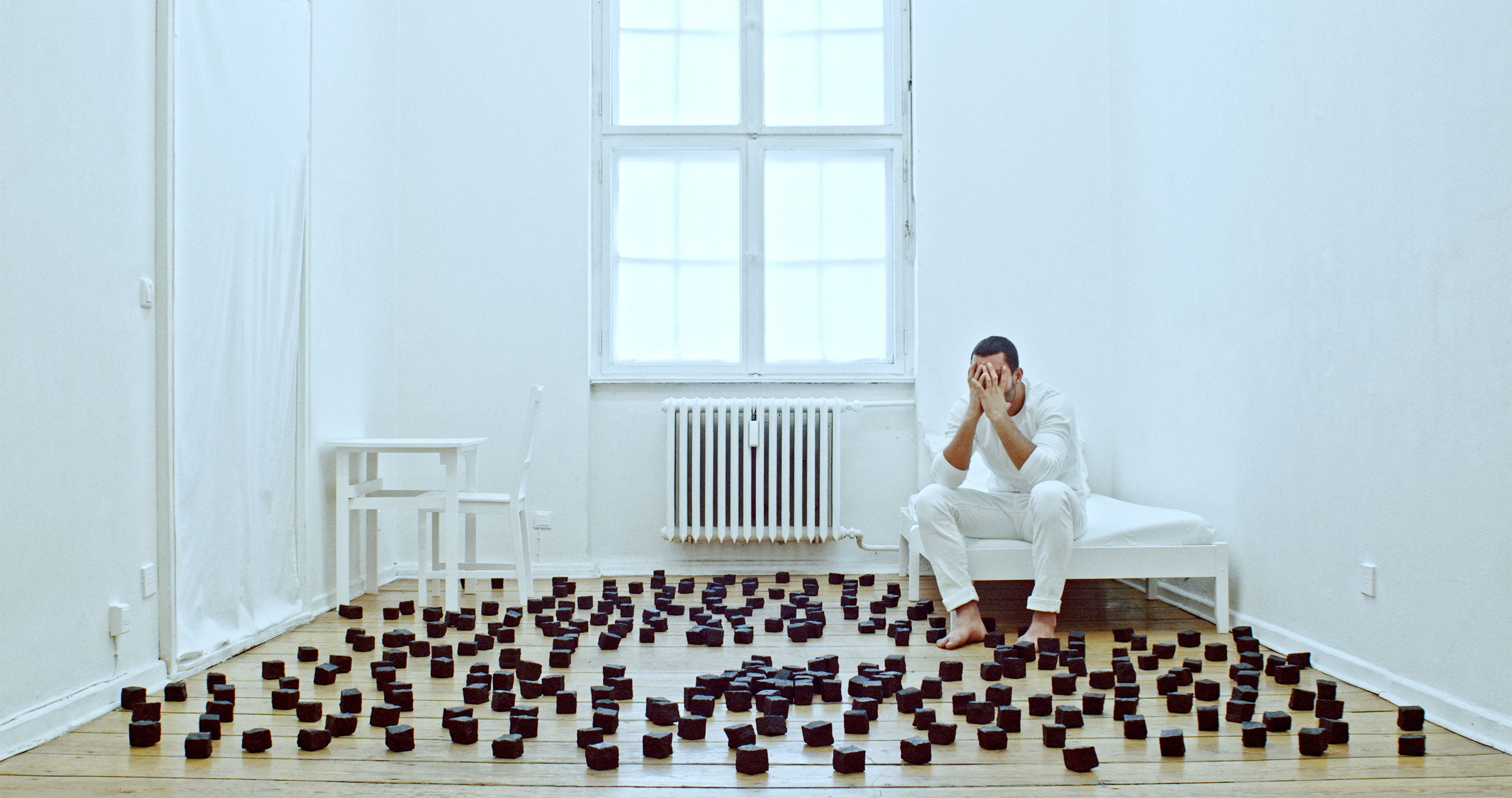 A video / film 'Piling Up Stones' by Shigeo Arikawa, Japanese artist based in Amsterdam. アムステルダム在住の日本人アーティスト、有川滋男による映像作品「Piling Up Stones」