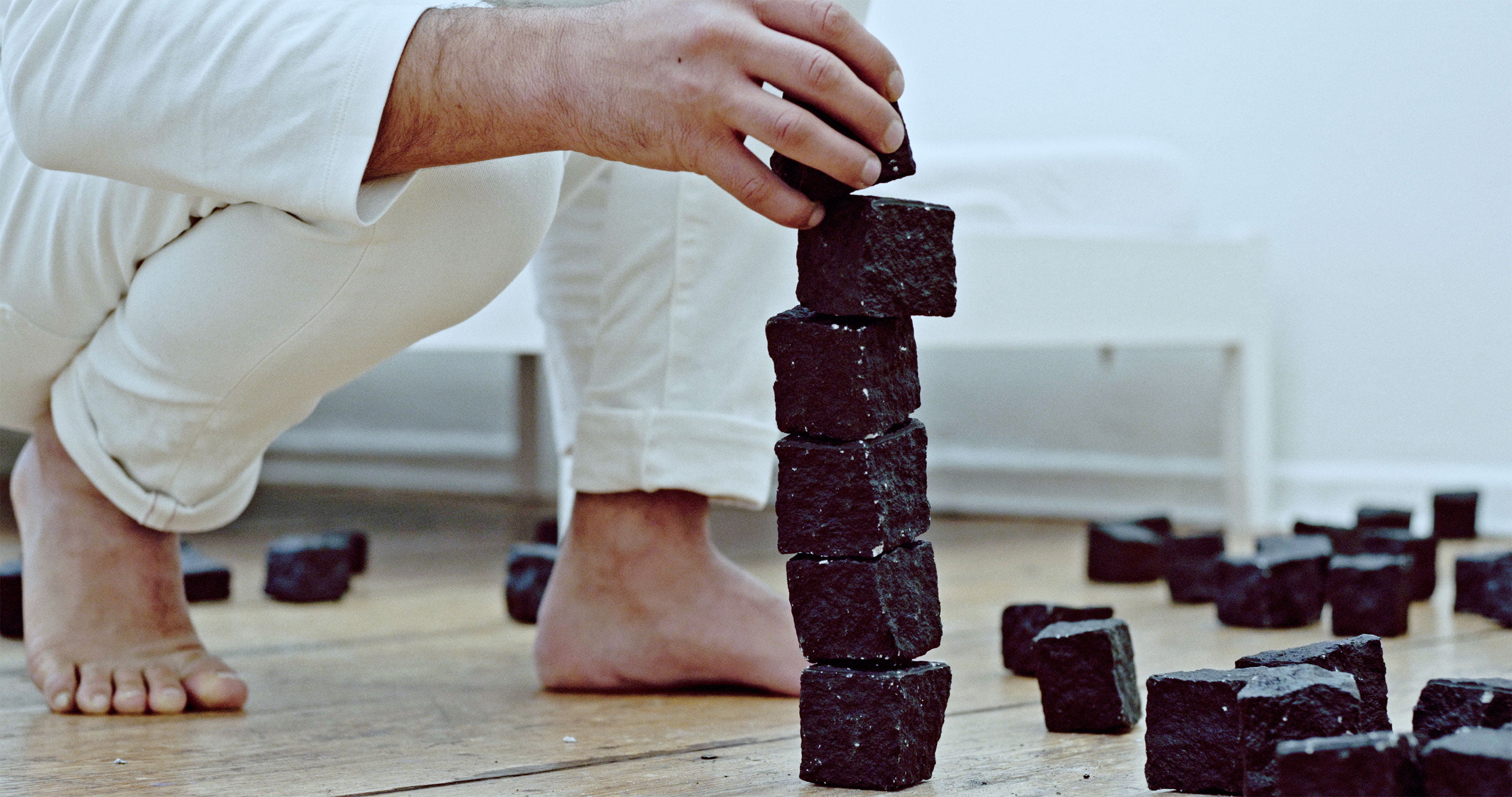 A video / film 'Piling Up Stones' by Shigeo Arikawa, Japanese artist based in Amsterdam. アムステルダム在住の日本人アーティスト、有川滋男による映像作品「Piling Up Stones」