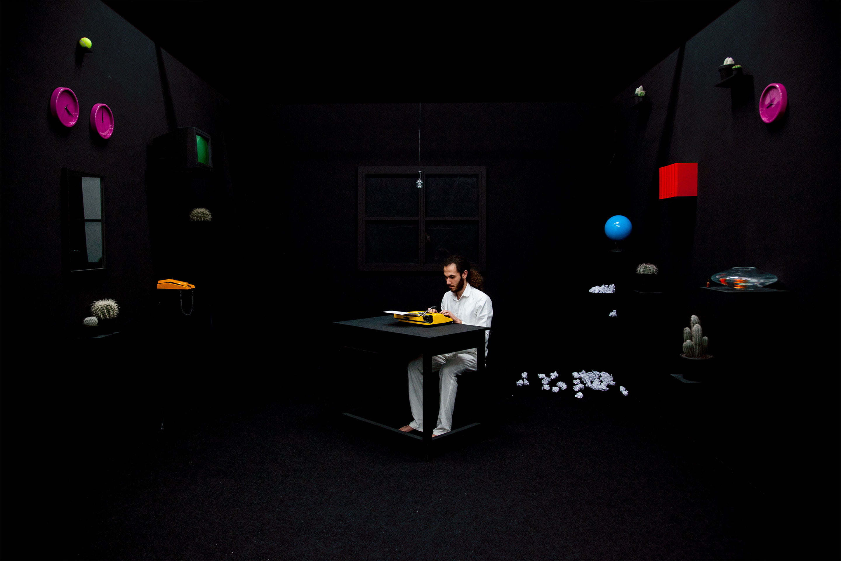 A video installation work ‘The Figure: PART II -To Darkness-’ by Shigeo Arikawa, Japanese artist based in Amsterdam. アムステルダム在住の日本人アーティスト、有川滋男によるビデオインスタレーション作品「The Figure: PART II -To Darkness-」