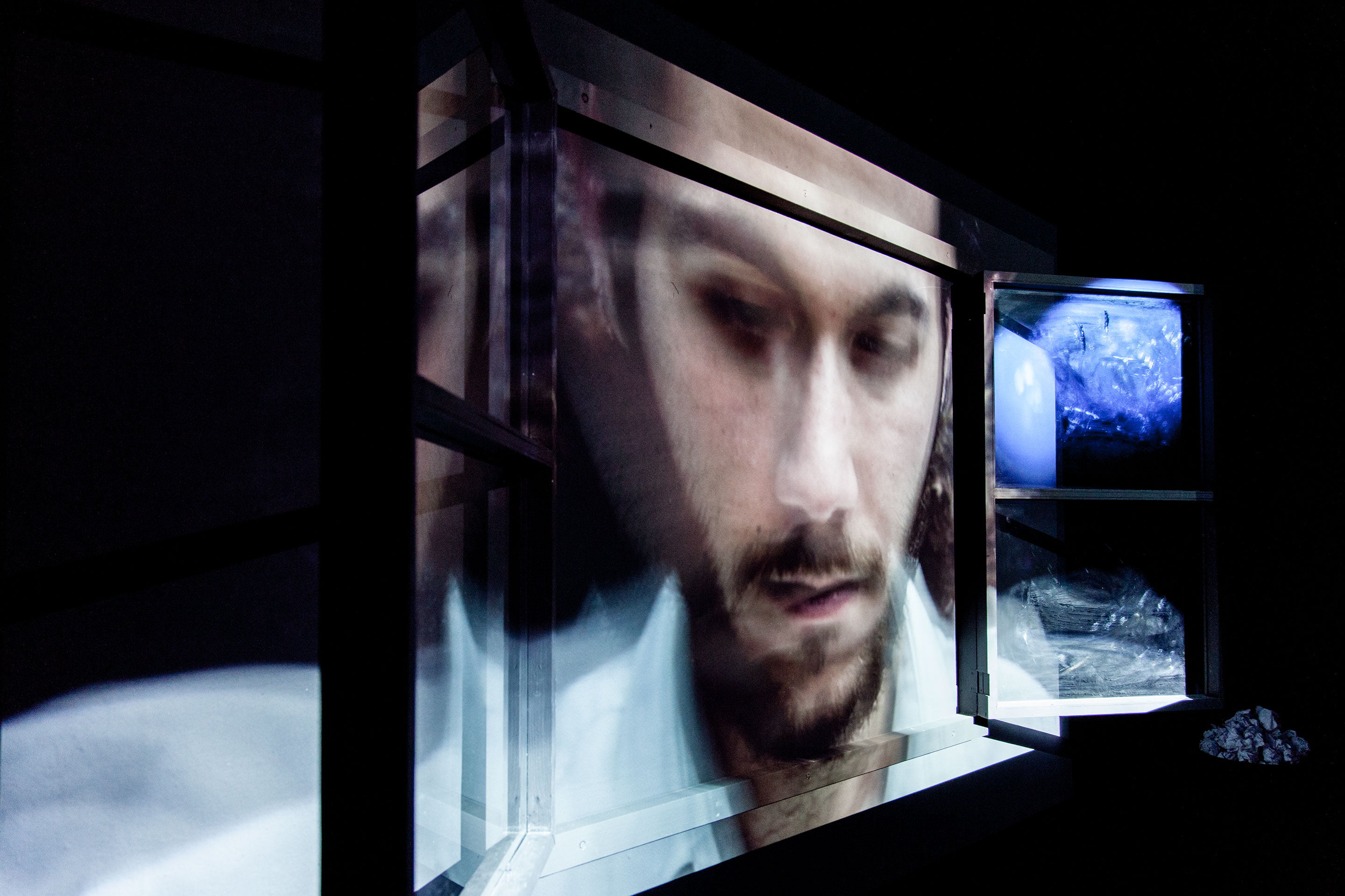 A video installation work ‘The Figure: PART II -To Darkness-’ by Shigeo Arikawa, Japanese artist based in Amsterdam. アムステルダム在住の日本人アーティスト、有川滋男によるビデオインスタレーション作品「The Figure: PART II -To Darkness-」