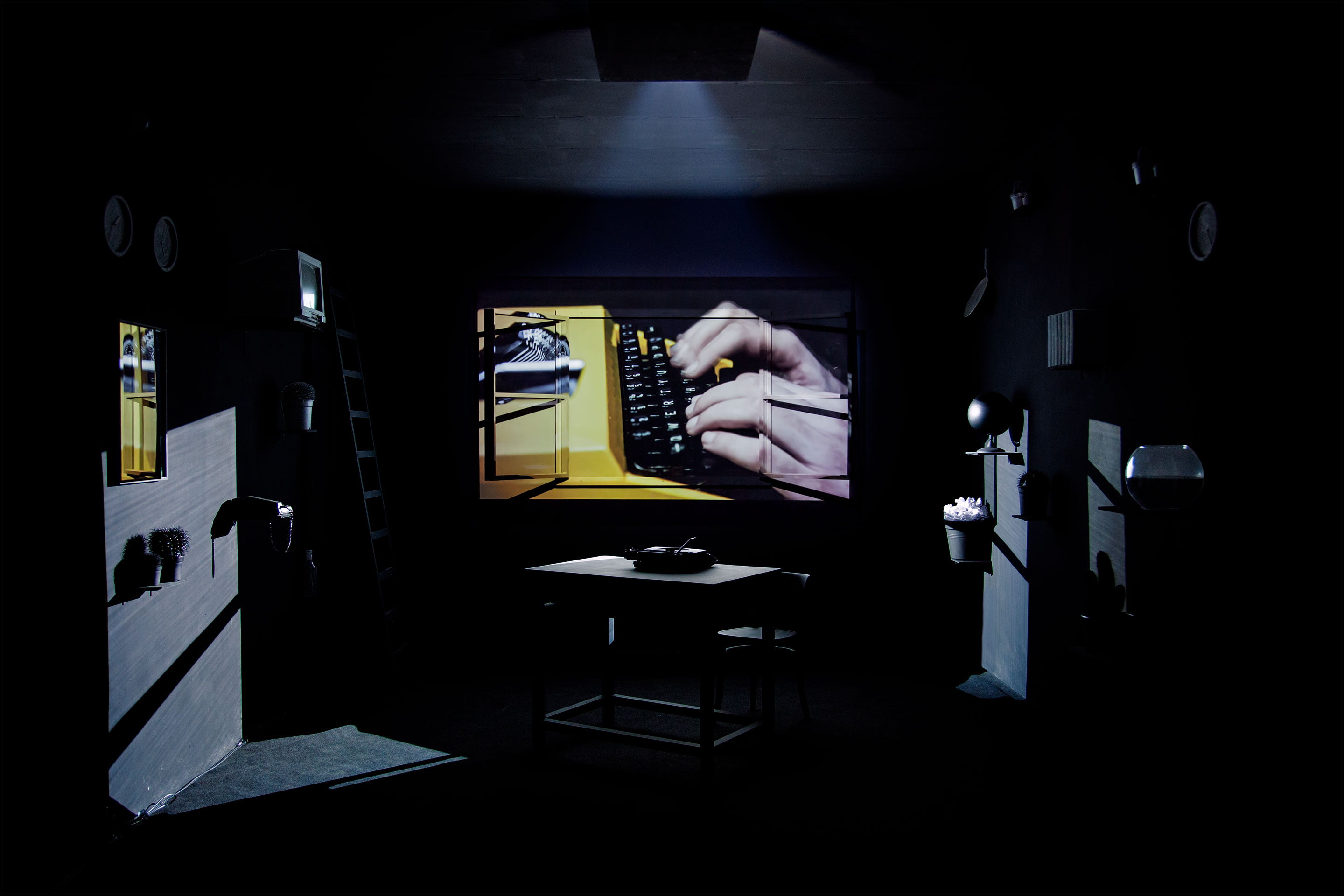 A video installation work ‘The Figure: PART II -To Darkness-’ by Shigeo Arikawa, Japanese artist based in Amsterdam. アムステルダム在住の日本人アーティスト、有川滋男によるビデオインスタレーション作品「The Figure: PART II -To Darkness-」