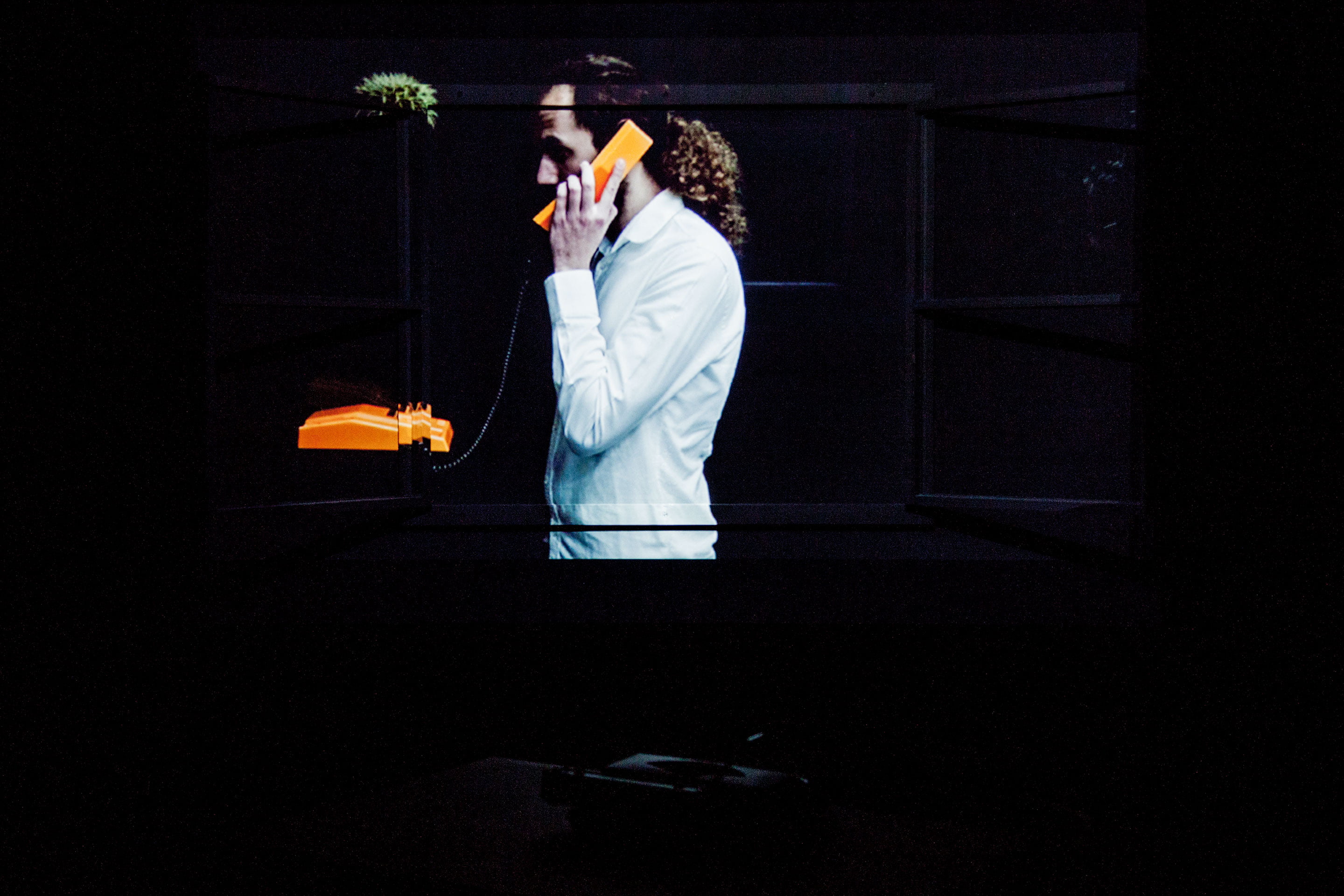 A video installation work ‘The Figure: PART II -To Darkness-’ by Shigeo Arikawa, Japanese artist based in Amsterdam. アムステルダム在住の日本人アーティスト、有川滋男によるビデオインスタレーション作品「The Figure: PART II -To Darkness-」