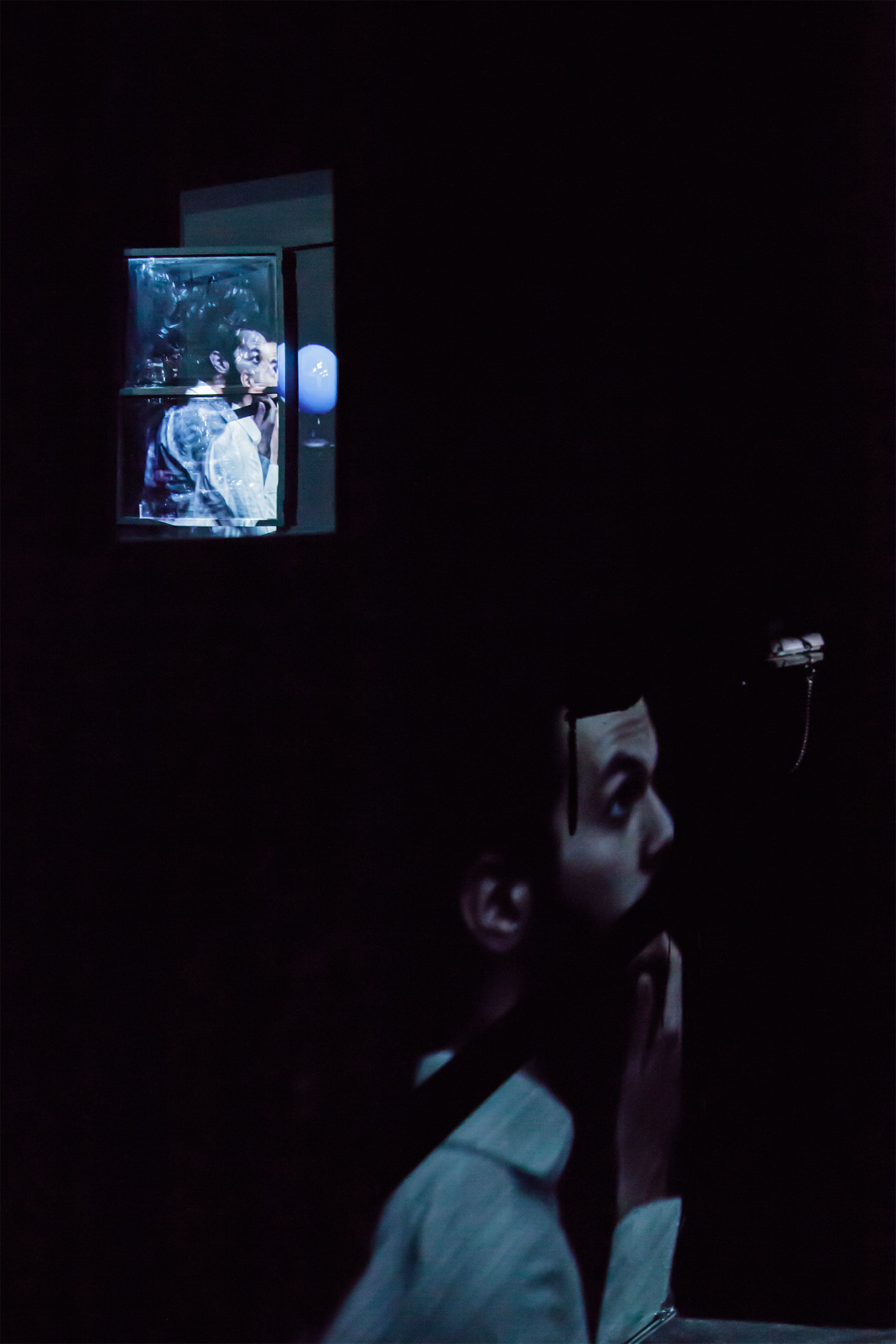 A video installation work ‘The Figure: PART II -To Darkness-’ by Shigeo Arikawa, Japanese artist based in Amsterdam. アムステルダム在住の日本人アーティスト、有川滋男によるビデオインスタレーション作品「The Figure: PART II -To Darkness-」