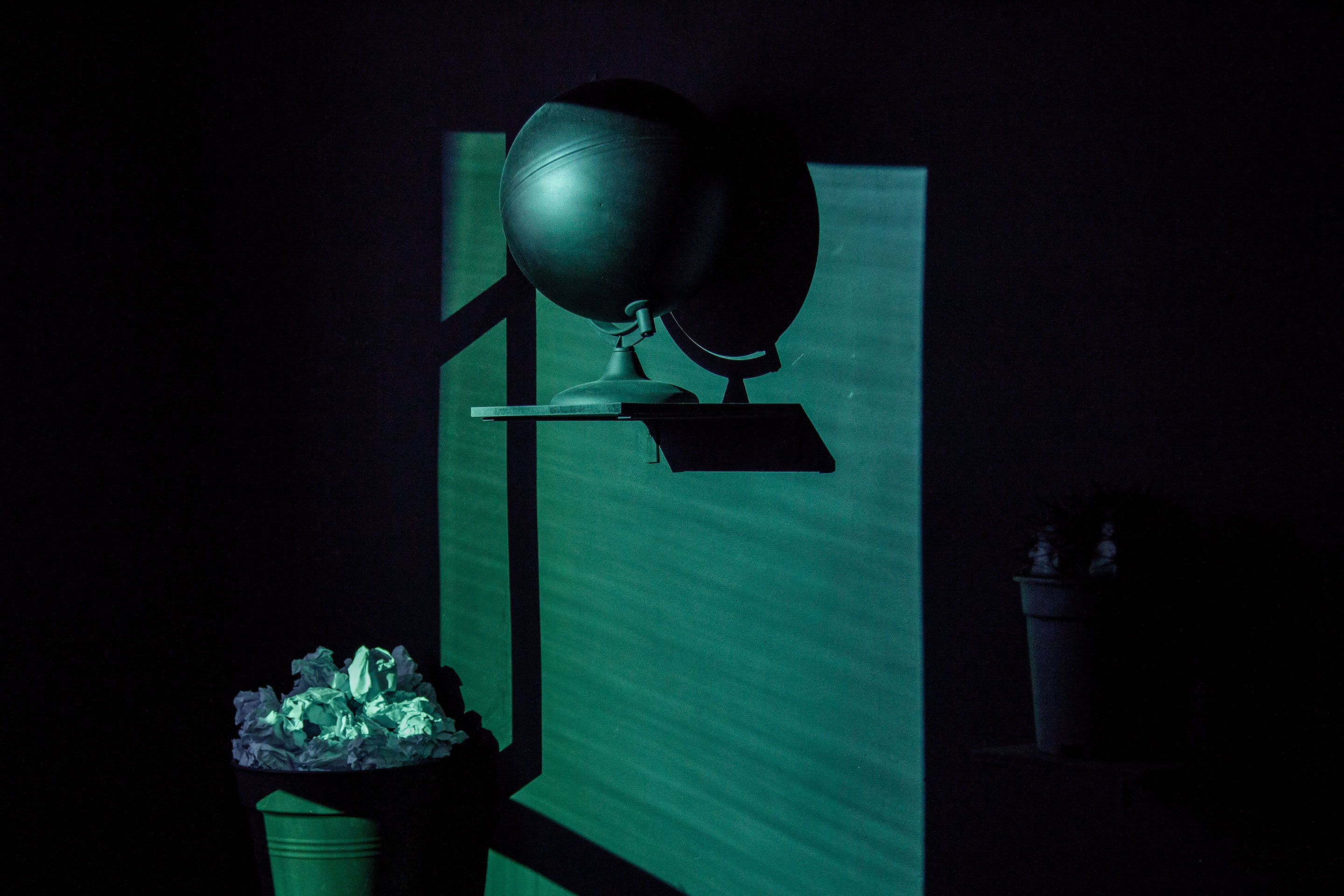 A video installation work ‘The Figure: PART II -To Darkness-’ by Shigeo Arikawa, Japanese artist based in Amsterdam. アムステルダム在住の日本人アーティスト、有川滋男によるビデオインスタレーション作品「The Figure: PART II -To Darkness-」