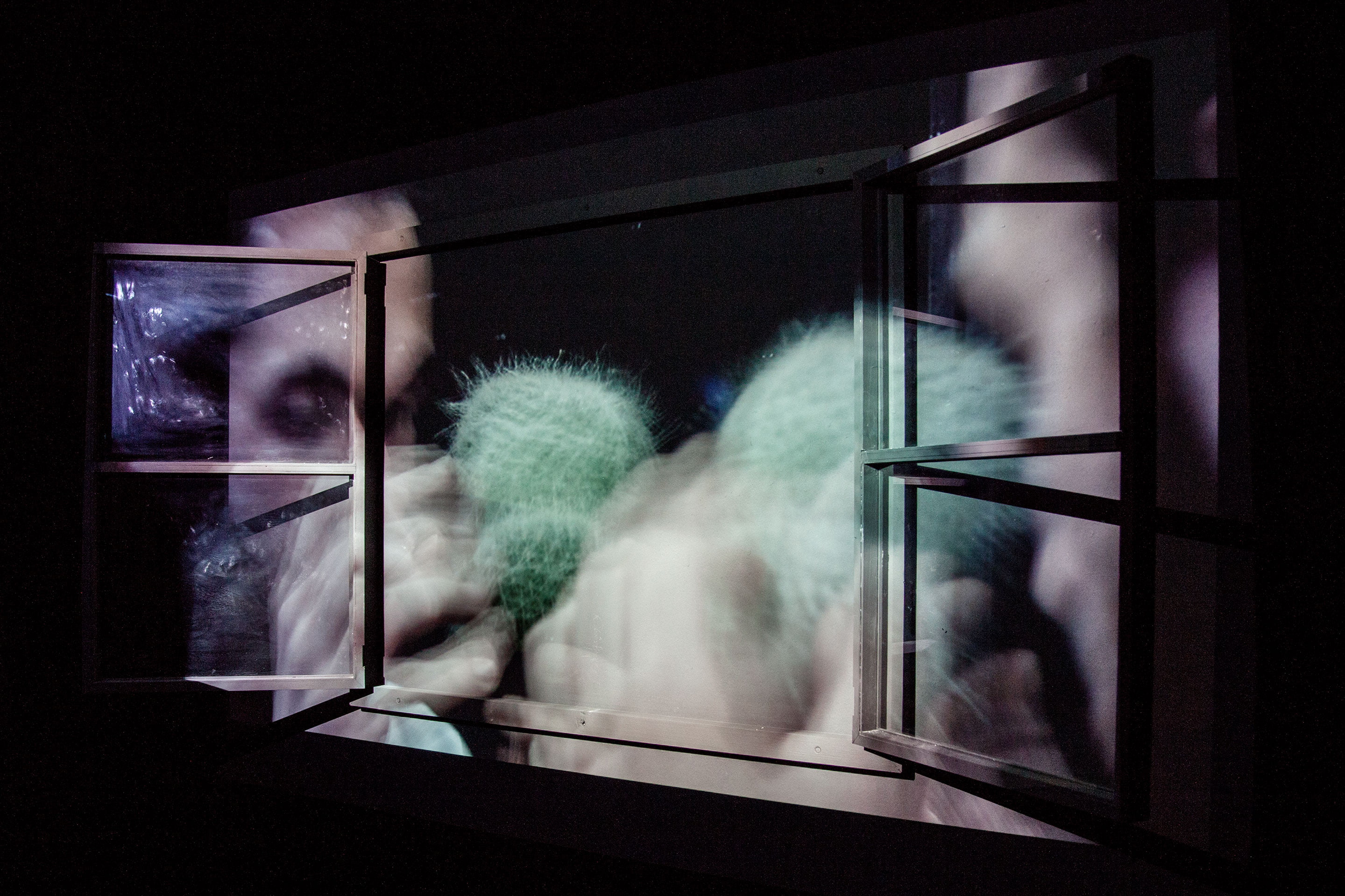 A video installation work ‘The Figure: PART II -To Darkness-’ by Shigeo Arikawa, Japanese artist based in Amsterdam. アムステルダム在住の日本人アーティスト、有川滋男によるビデオインスタレーション作品「The Figure: PART II -To Darkness-」