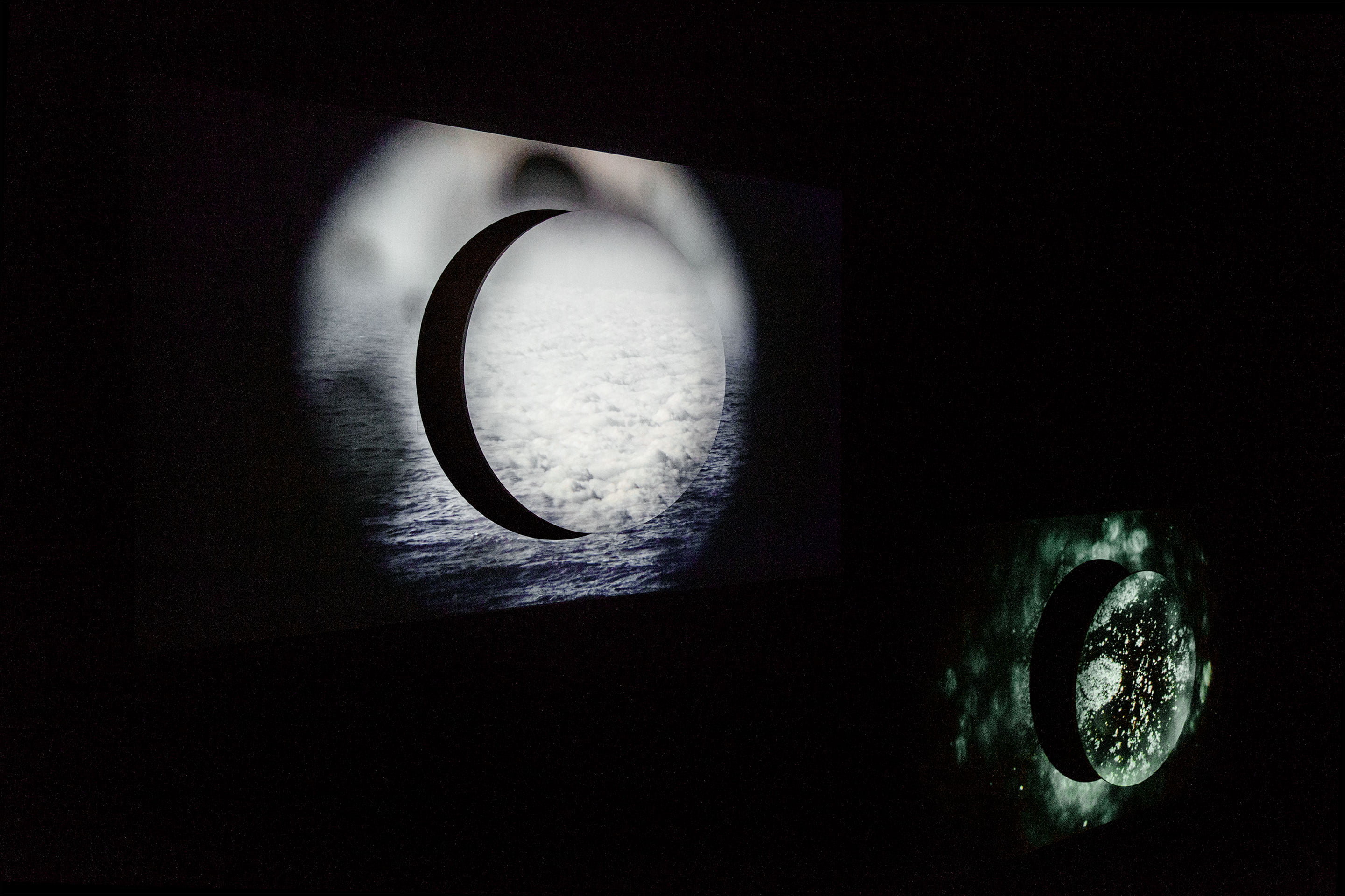 A video installation work ‘Melting Points’ by Shigeo Arikawa, Japanese artist based in Amsterdam. アムステルダム在住の日本人アーティスト、有川滋男によるビデオインスタレーション作品「融解点」