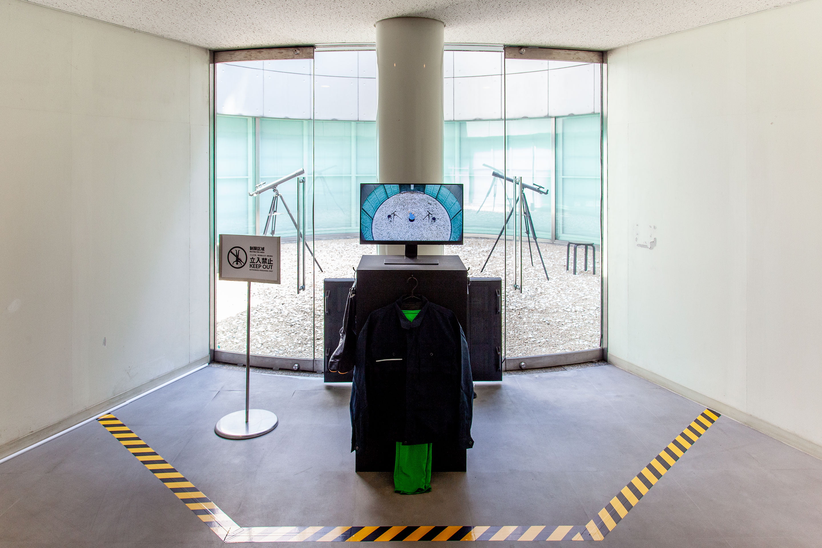 A video installation work ‘Large Island’ by Shigeo Arikawa, Japanese artist based in Amsterdam. アムステルダム在住の日本人アーティスト、有川滋男によるビデオインスタレーション作品「Large Island」