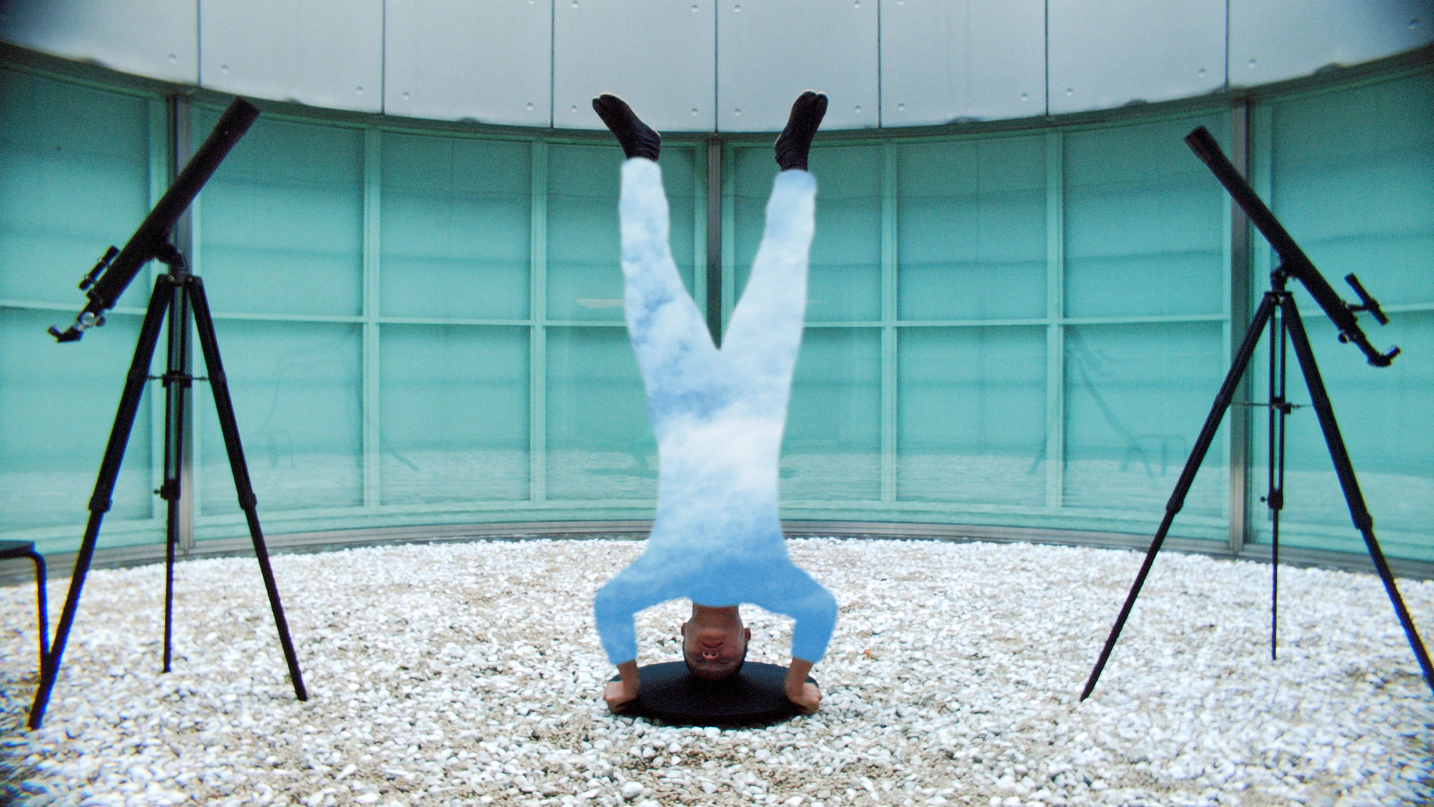 A video installation work ‘Large Island’ by Shigeo Arikawa, Japanese artist based in Amsterdam. アムステルダム在住の日本人アーティスト、有川滋男によるビデオインスタレーション作品「Large Island」