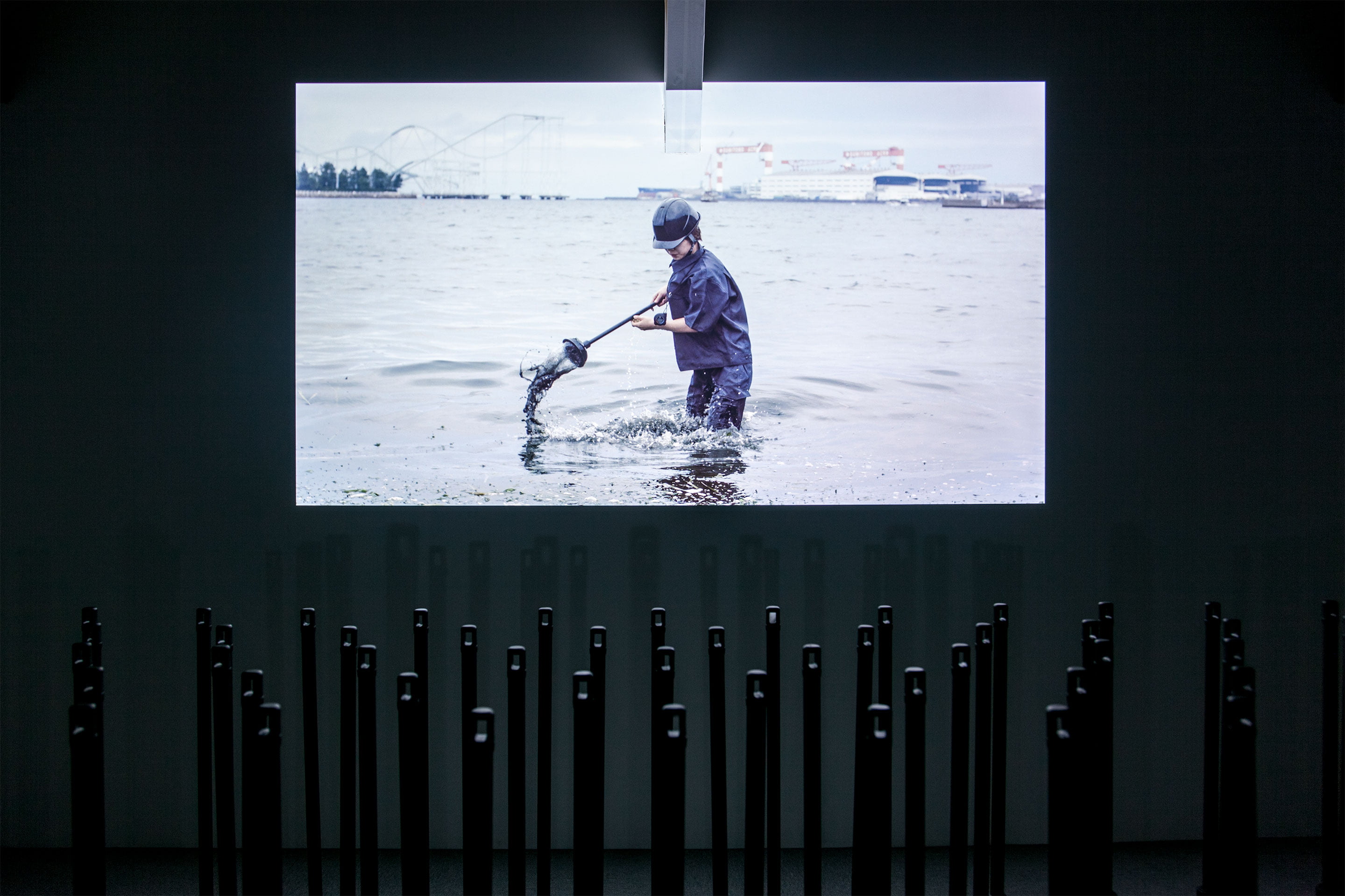 A video installation work ‘Gold Town’ by Shigeo Arikawa, Japanese artist based in Amsterdam. アムステルダム在住の日本人アーティスト、有川滋男によるビデオインスタレーション作品「Gold Town」