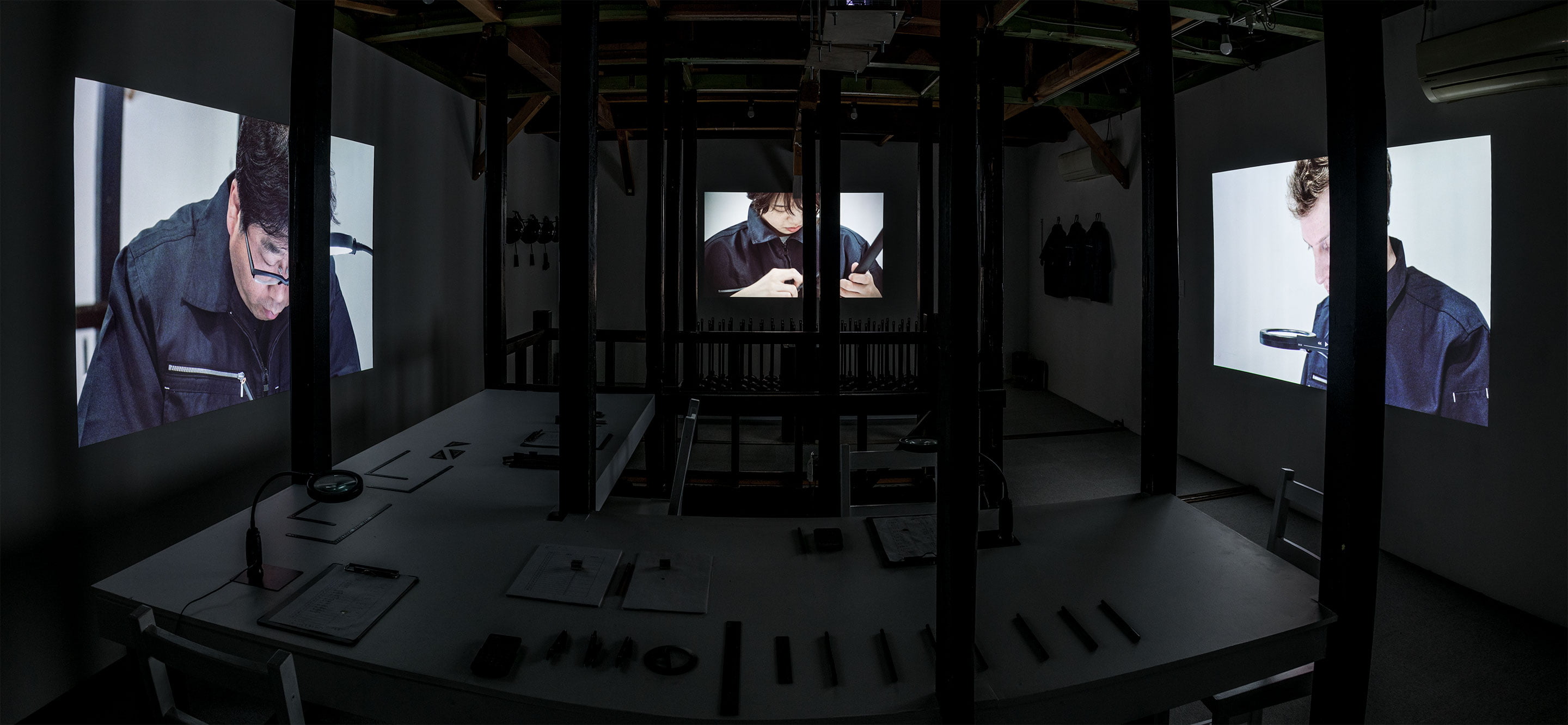 A video installation work ‘Gold Town’ by Shigeo Arikawa, Japanese artist based in Amsterdam. アムステルダム在住の日本人アーティスト、有川滋男によるビデオインスタレーション作品「Gold Town」