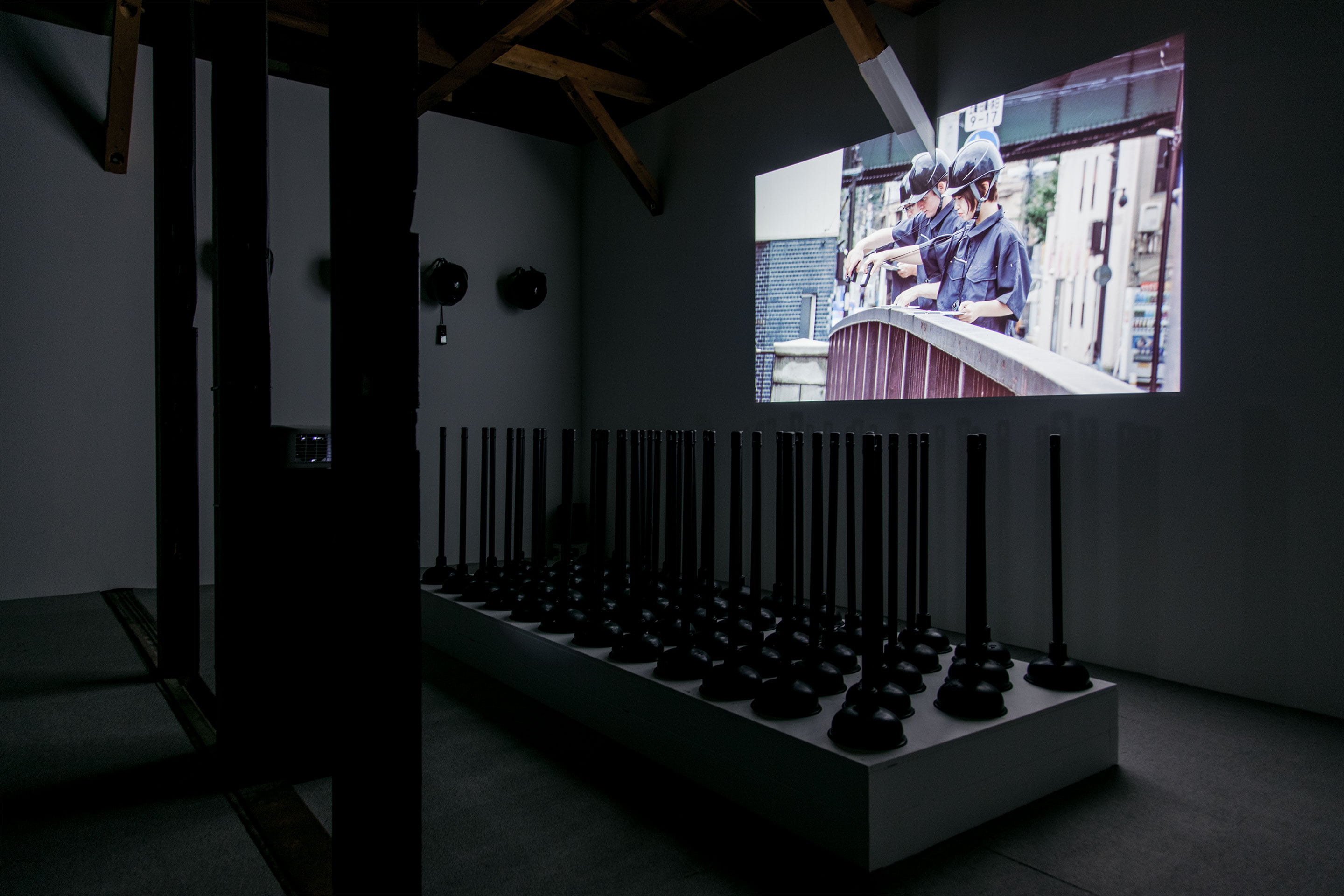 A video installation work ‘Gold Town’ by Shigeo Arikawa, Japanese artist based in Amsterdam. アムステルダム在住の日本人アーティスト、有川滋男によるビデオインスタレーション作品「Gold Town」