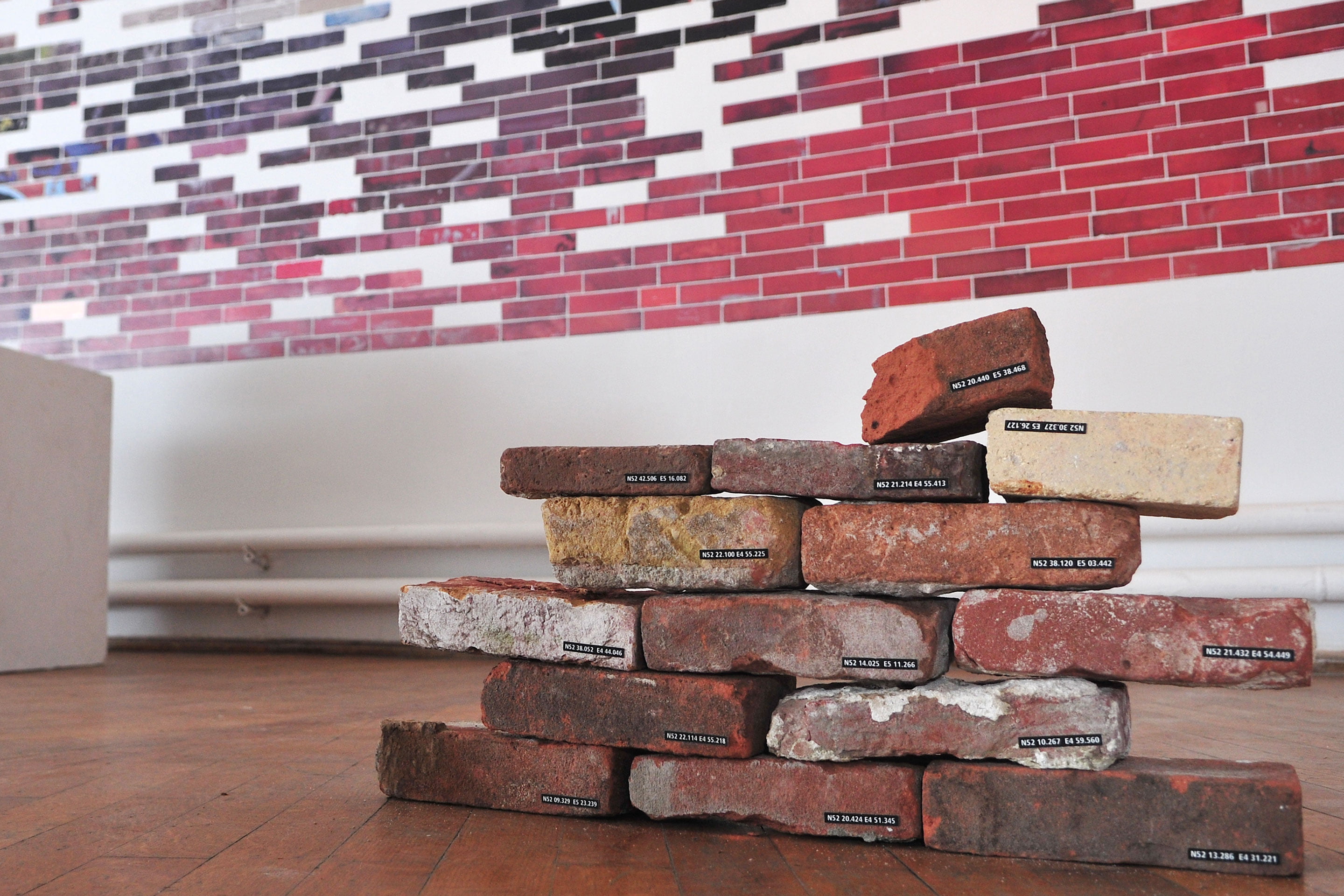 A video installation work ‘Somewhere standing here is anywhere.’ by Shigeo Arikawa, Japanese artist based in Amsterdam. アムステルダム在住の日本人アーティスト、有川滋男によるビデオインスタレーション作品「ここに立つ何処かは何処か」