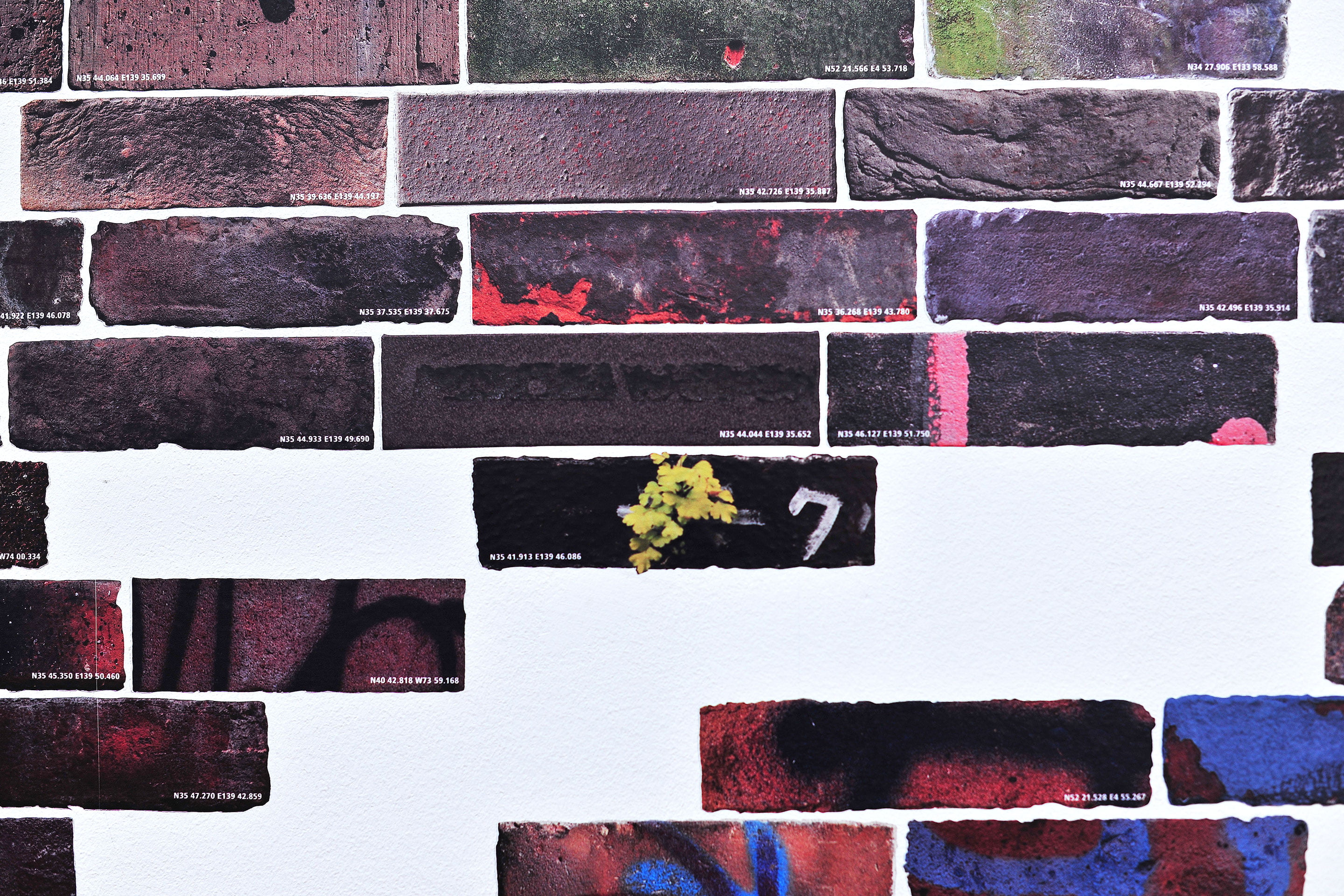 A video installation work ‘Somewhere standing here is anywhere.’ by Shigeo Arikawa, Japanese artist based in Amsterdam. アムステルダム在住の日本人アーティスト、有川滋男によるビデオインスタレーション作品「ここに立つ何処かは何処か」